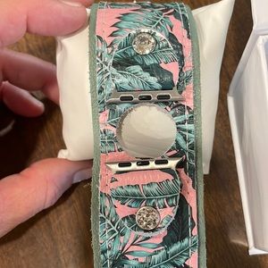 Spark*l Luxe Hills Apple Watch band size small. 38/40